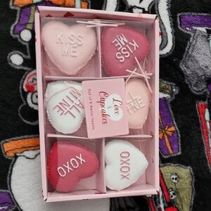 ❤️💗✨️NWT CUPCAKE & CASHMERE 6 RESIN HEARTS/ DECOR/ TIER TRAY ✨️💗❤️